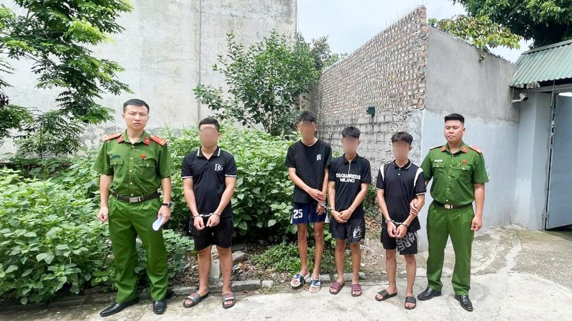 4 thanh niên mua bán tinh dầu chứa ma túy ở hà nội bị bắt quả tang hình ảnh 1 4 thanh nien mua ban tinh dau chua ma tuy o ha noi bi bat qua tang hinh anh 1