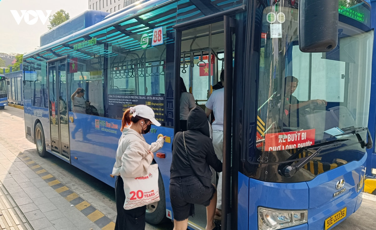Đi xe buýt miễn phí, niềm vui của người cao tuổi, người lao động ở tp.hcm hình ảnh 4 Di xe buyt mien phi, niem vui cua nguoi cao tuoi, nguoi lao dong o tp.hcm hinh anh 4