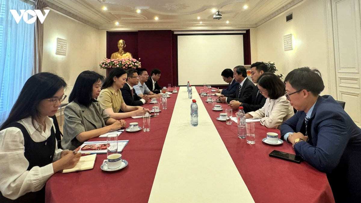 Đoàn đại biểu việt nam dâng hoa tưởng niệm chủ tịch hồ chí minh tại pháp hình ảnh 3 Doan dai bieu viet nam dang hoa tuong niem chu tich ho chi minh tai phap hinh anh 3