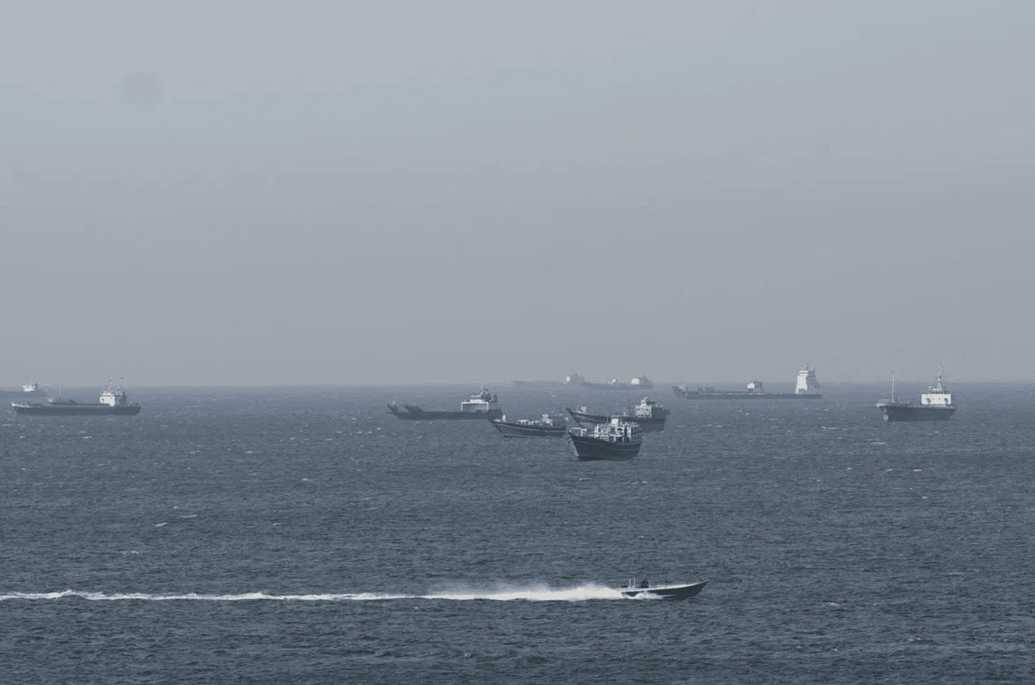 Tàu thuyền tại eo biển Hormuz ngoài khơi Musandam, Oman. (Ảnh: Reuters)