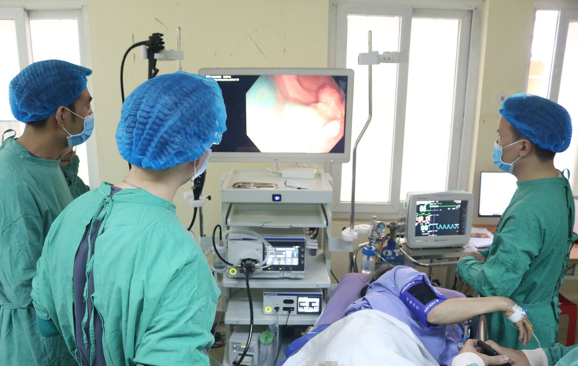 Việc tự ý kéo dài thời gian sử dụng thuốc giảm đau, chống viêm có thể là nguyên nhân khiến niêm mạc đường tiêu hóa bị tổn thương.