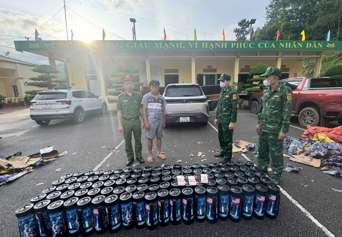 quảng ninh liên tiếp bắt giữ các đối tượng vận chuyển hàng trăm bình khí cười hình ảnh 1 quang ninh lien tiep bat giu cac doi tuong van chuyen hang tram binh khi cuoi hinh anh 1