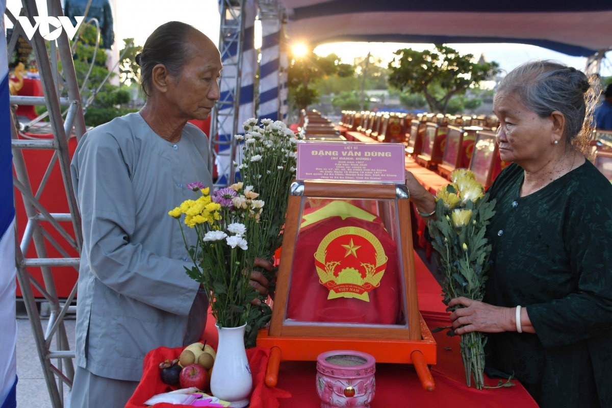 an giang an táng 235 hài cốt liệt sĩ quân tình nguyện, chuyên gia việt nam hình ảnh 2 an giang an tang 235 hai cot liet si quan tinh nguyen, chuyen gia viet nam hinh anh 2