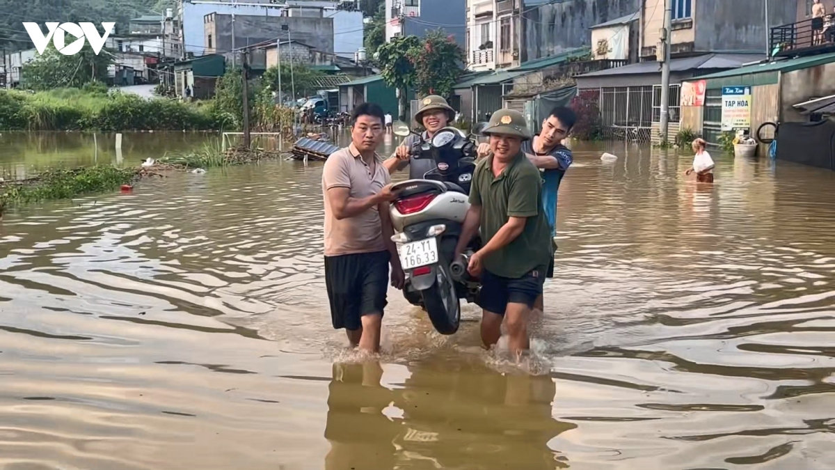 mua lon keo dai gay ngap lut va sat lo dien rong tai xa muong khuong, lao cai hinh anh 2