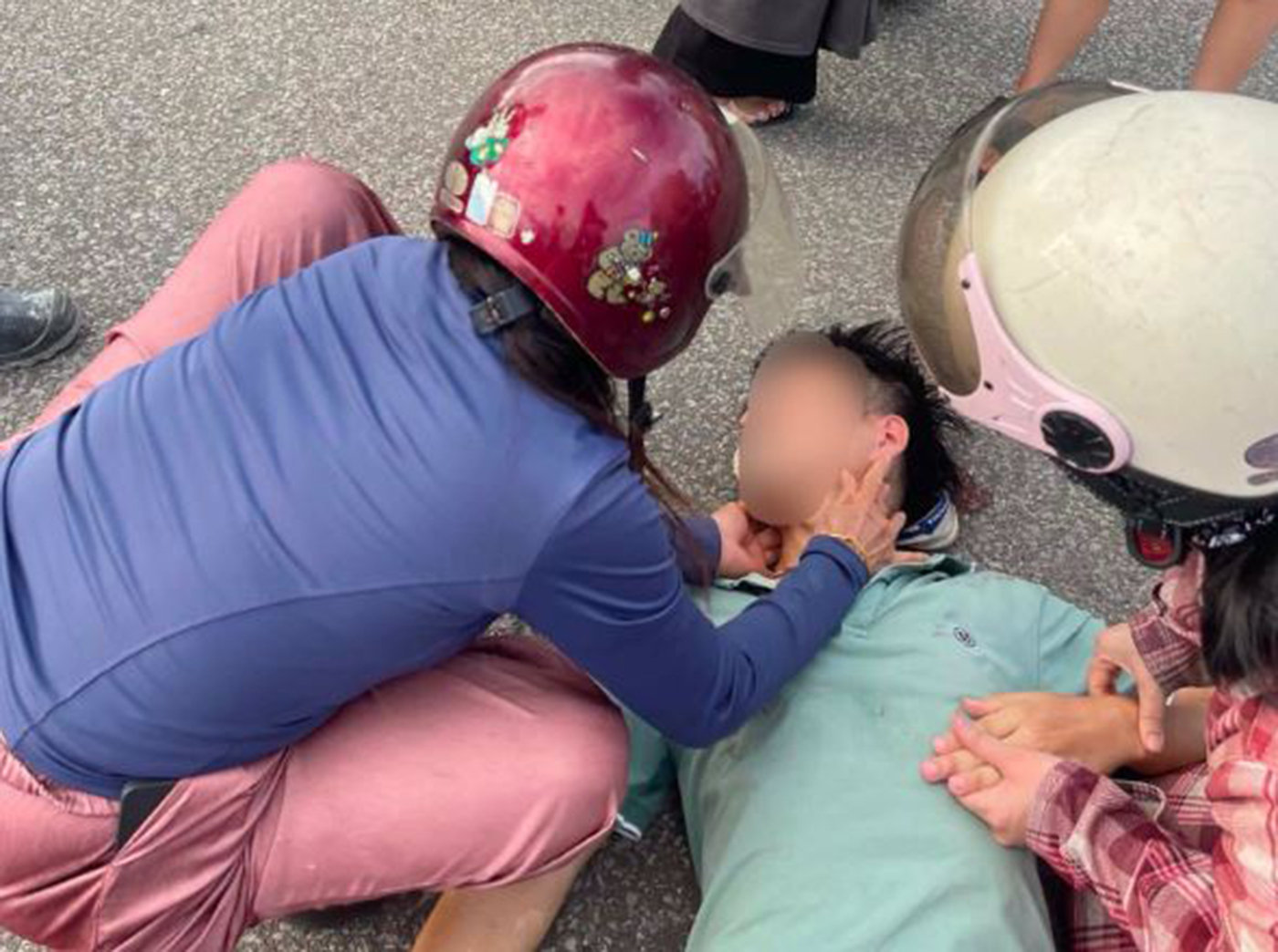 Điều dưỡng tan làm kịp thời ép tim, cứu người đàn ông ngã quỵ giữa đường (Ảnh: FB BV)