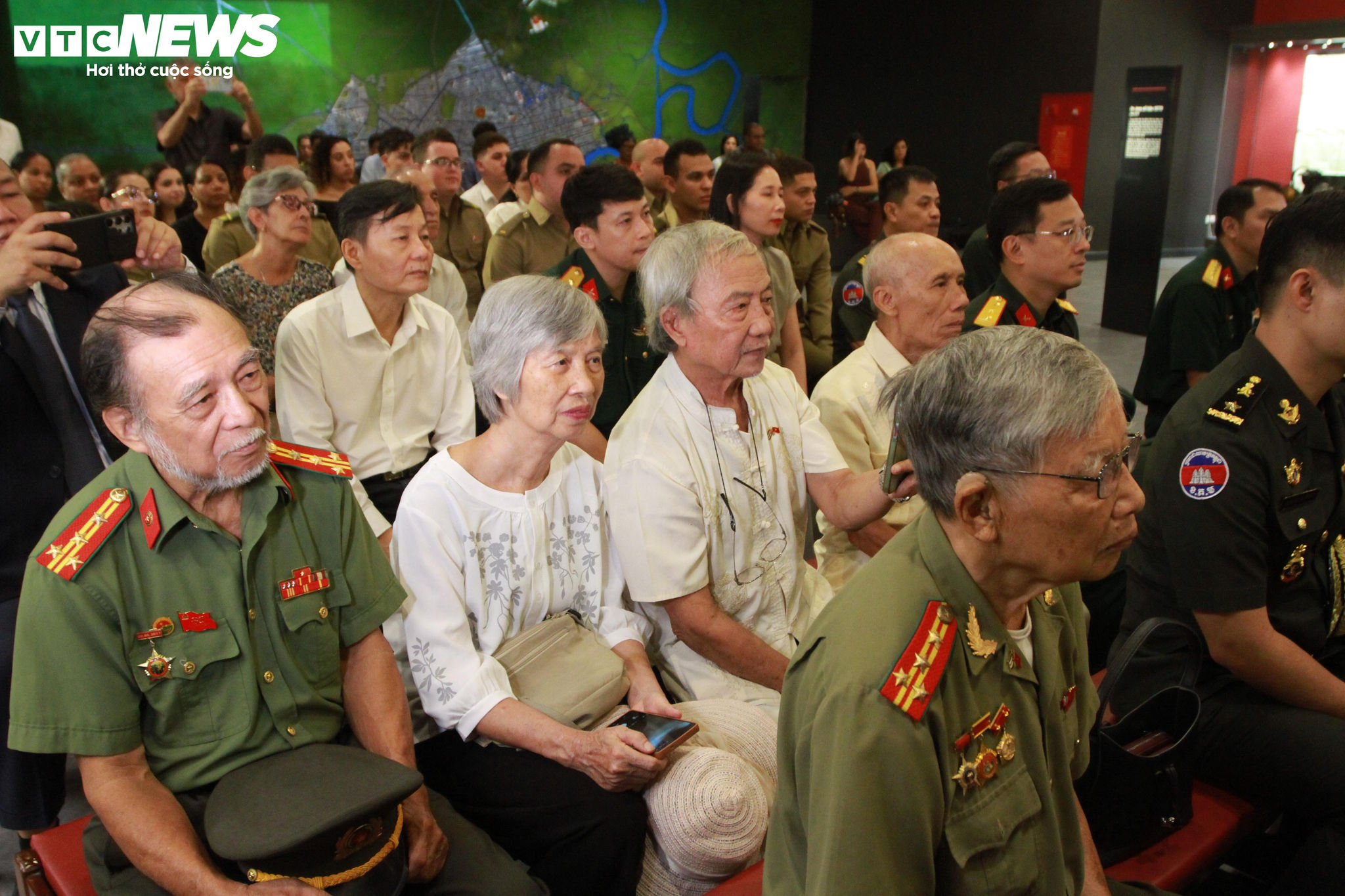 Các đại biểu tham dự buổi lễ.