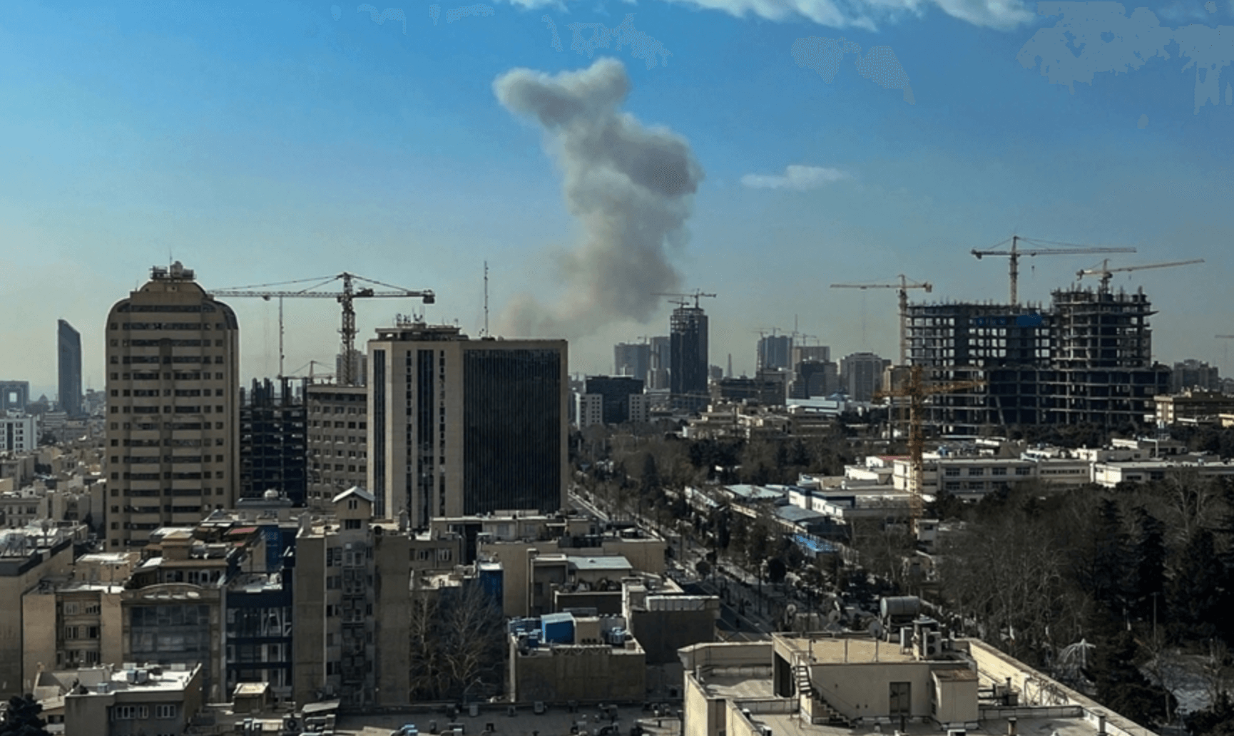 Cột khói bốc lên tại thủ đô Tehran của Iran trong cuộc tấn công hôm 28/2. (Ảnh: Reuters)