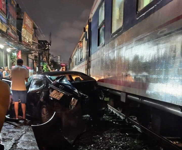O to dung sat duong ray bi tau hoa tong vo nat o ngoc hoi, ha noi hinh anh 1
