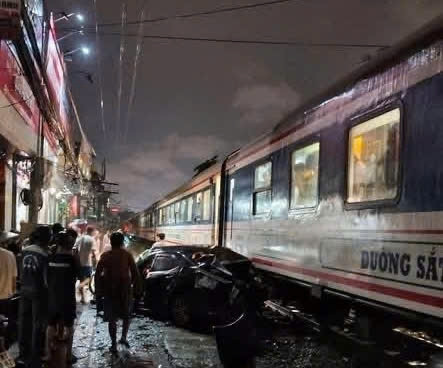 O to dung sat duong ray bi tau hoa tong vo nat o ngoc hoi, ha noi hinh anh 3