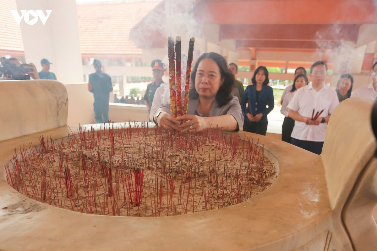 phó chủ tịch nước dâng hương, tặng quà gia đình chính sách tại tây ninh hình ảnh 1 pho chu tich nuoc dang huong, tang qua gia dinh chinh sach tai tay ninh hinh anh 1