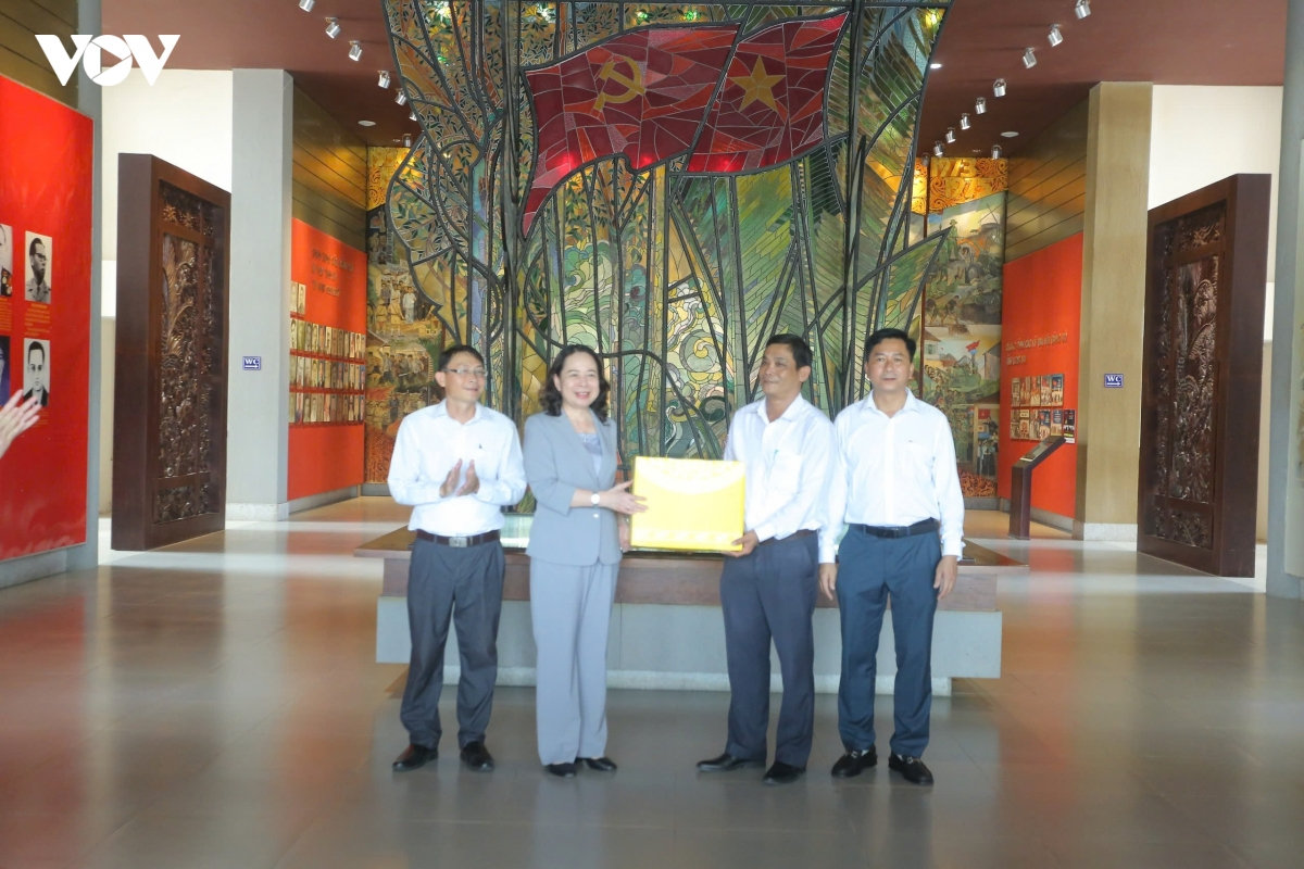phó chủ tịch nước dâng hương, tặng quà gia đình chính sách tại tây ninh hình ảnh 2 pho chu tich nuoc dang huong, tang qua gia dinh chinh sach tai tay ninh hinh anh 2