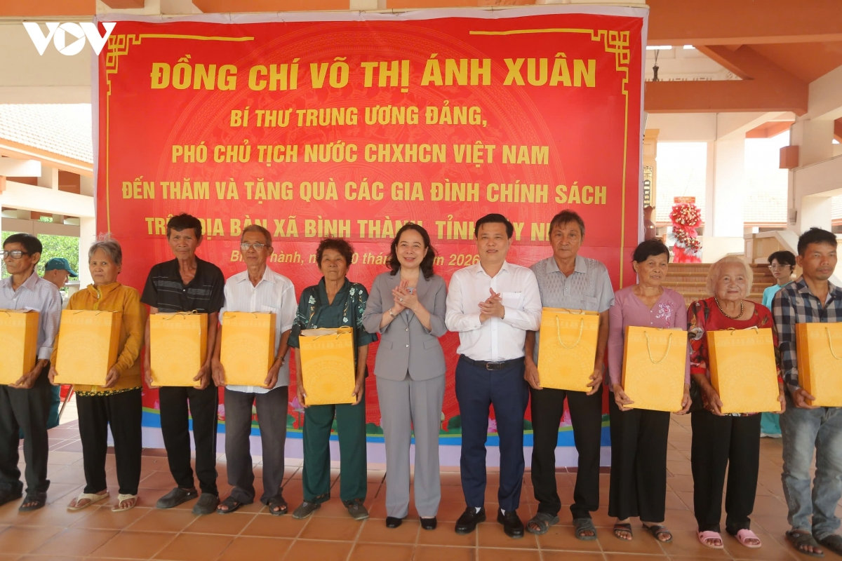 phó chủ tịch nước dâng hương, tặng quà gia đình chính sách tại tây ninh hình ảnh 3 pho chu tich nuoc dang huong, tang qua gia dinh chinh sach tai tay ninh hinh anh 3