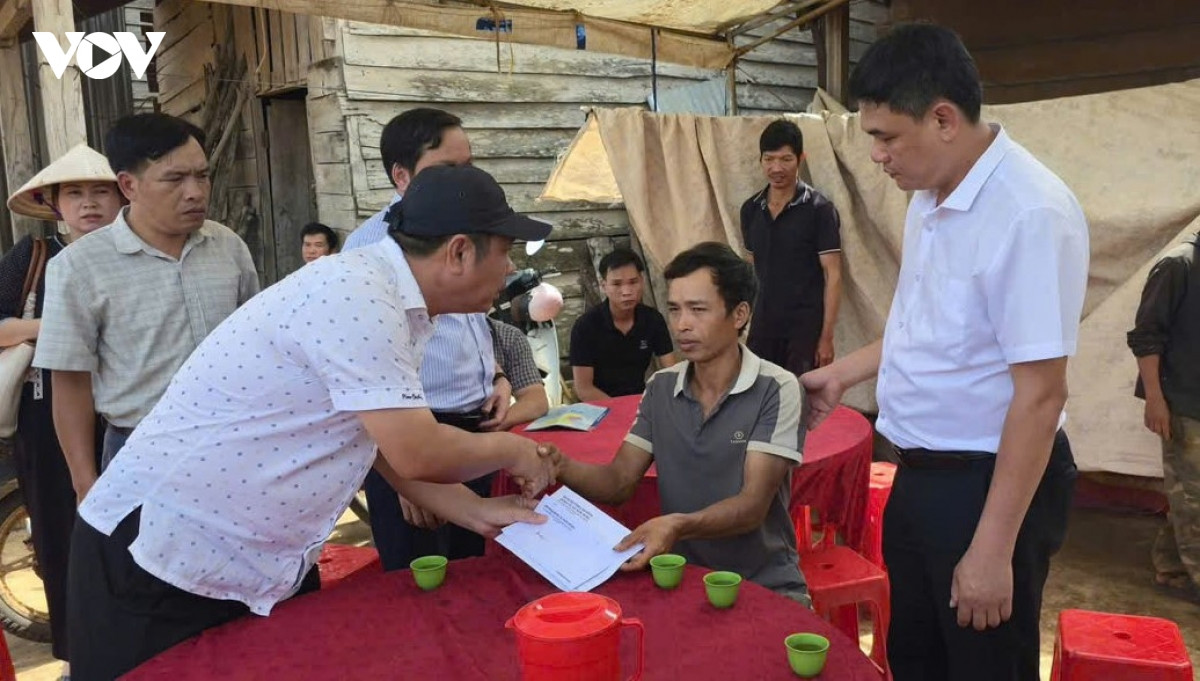 thăm hỏi động viên gia đình 5 nữ sinh đuối nước ở lâm Đồng hình ảnh 2 tham hoi dong vien gia dinh 5 nu sinh duoi nuoc o lam Dong hinh anh 2