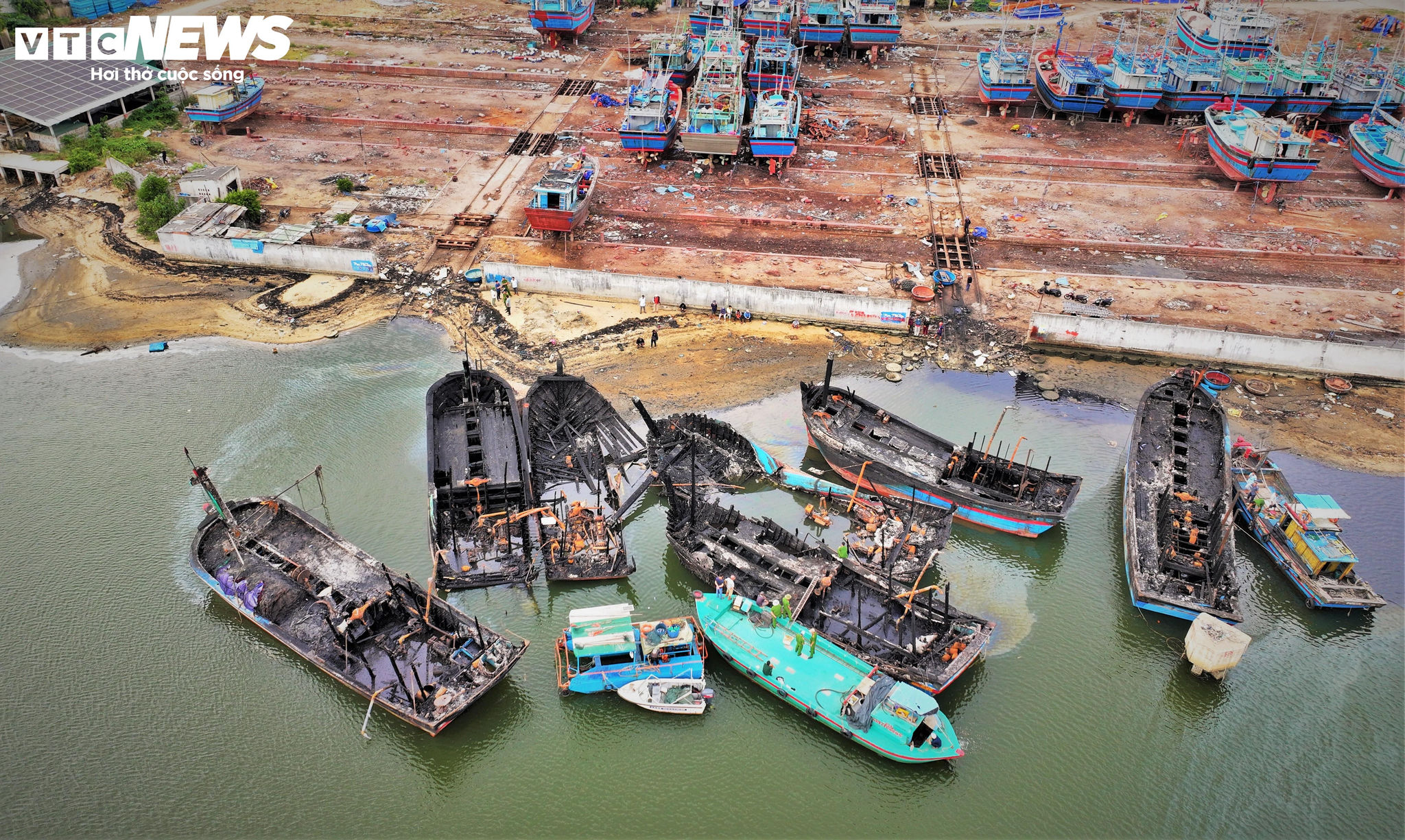 Không khí tại khu neo đậu tránh trú bão Tam Quan (phường Hoài Nhơn Bắc, Gia Lai) vẫn đặc quánh mùi khét của dầu diesel, gỗ và nhựa cháy sau trận hỏa hoạn kinh hoàng đêm 9/7 đã thiêu rụi 8 tàu cá của ngư dân.