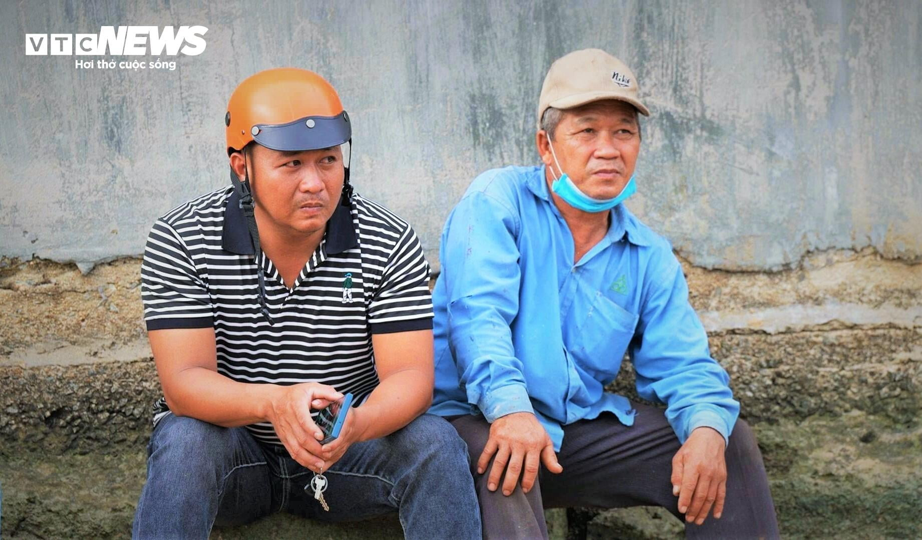 Bên bờ cảng, những người đàn ông làng biển dạn dầy sương gió, nước da ngăm đen vì nắng gió suy sụp hoàn toàn. Họ ngồi phờ phạc trên những bậc thềm đá, mắt nhìn trân trân vào bãi xác tàu.