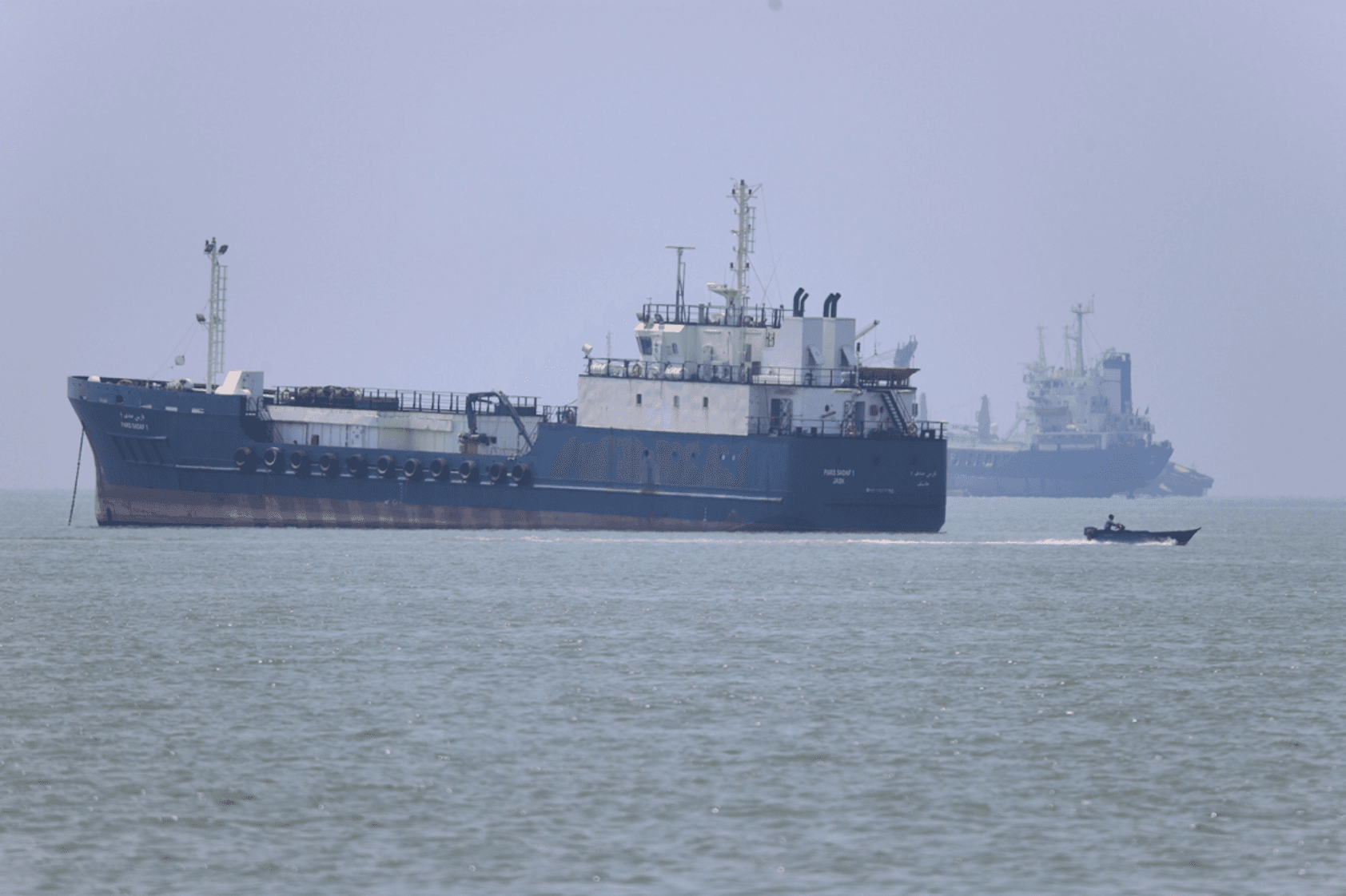 Một xuồng máy nhỏ di chuyển qua các tàu neo đậu ở eo biển Hormuz ngoài khơi thành phố Bandar Abbas, Iran, ngày 17/6/2026. (Ảnh: AP)