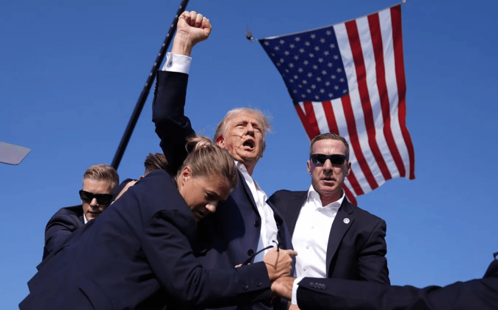 Tổng thống Mỹ Trump giơ nắm đấm sau khi bị ám sát hụt trước đây. Ảnh: AP.