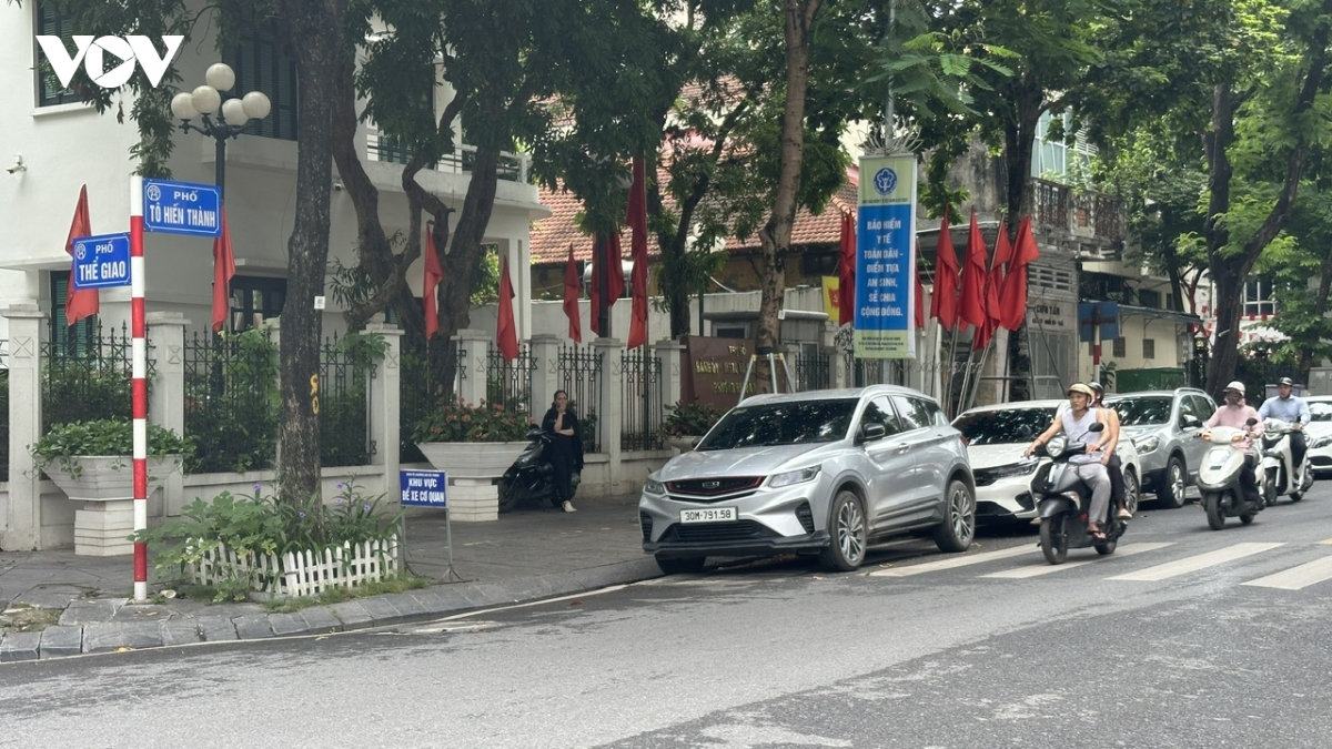 tai dien chiem long duong lam bai do xe tai nhieu tuyen pho ha noi hinh anh 12