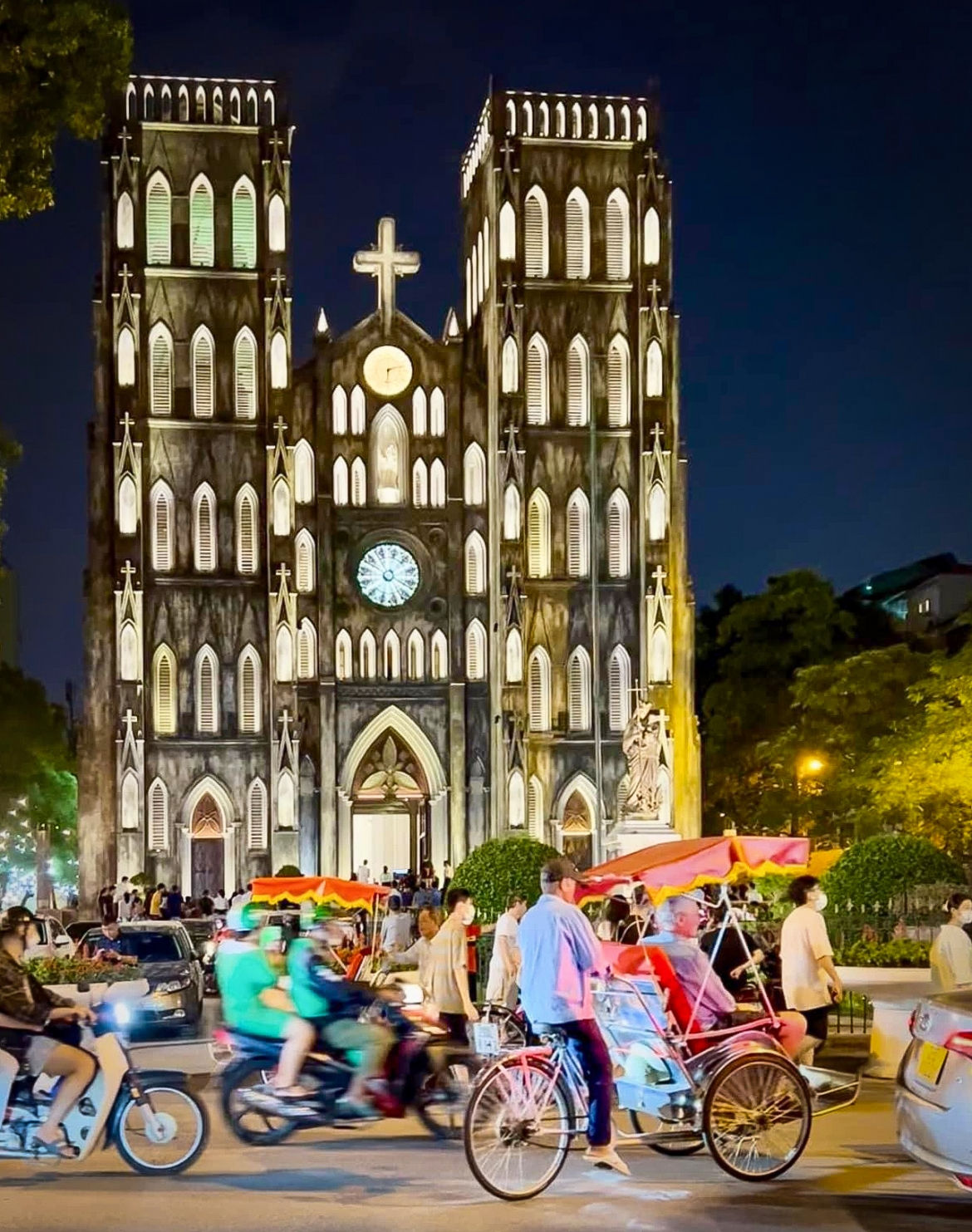 xich lo ha noi tu phuong tien muu sinh den goi mo ve du lich di san hinh anh 3