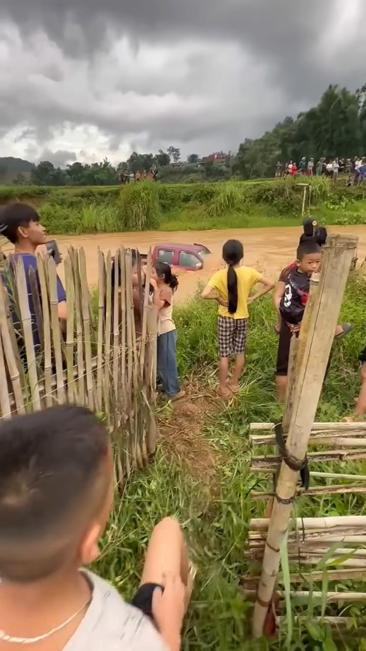 nuoc lu dang nhanh, cuon troi 1 o to o son la hinh anh 1