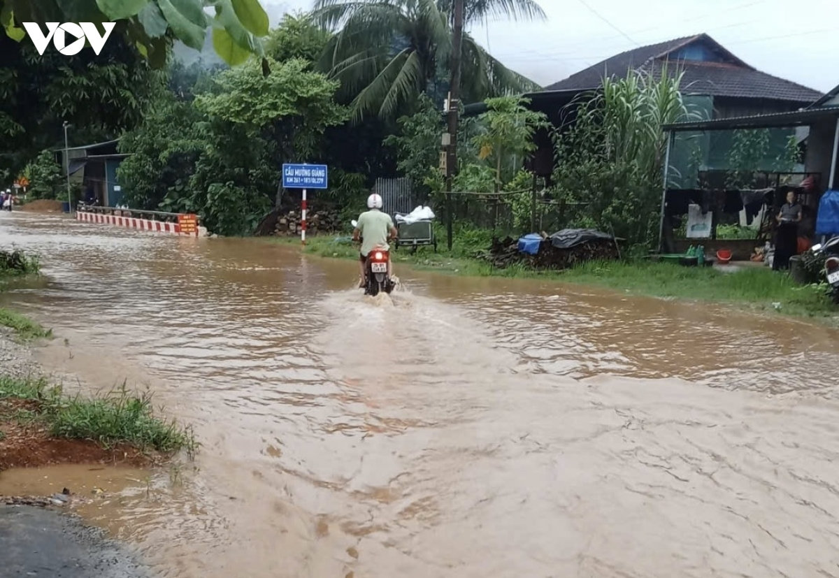 hơn 400 điểm sạt lở, sơn la công bố tình huống khẩn cấp về thiên tai hình ảnh 2 hon 400 diem sat lo, son la cong bo tinh huong khan cap ve thien tai hinh anh 2