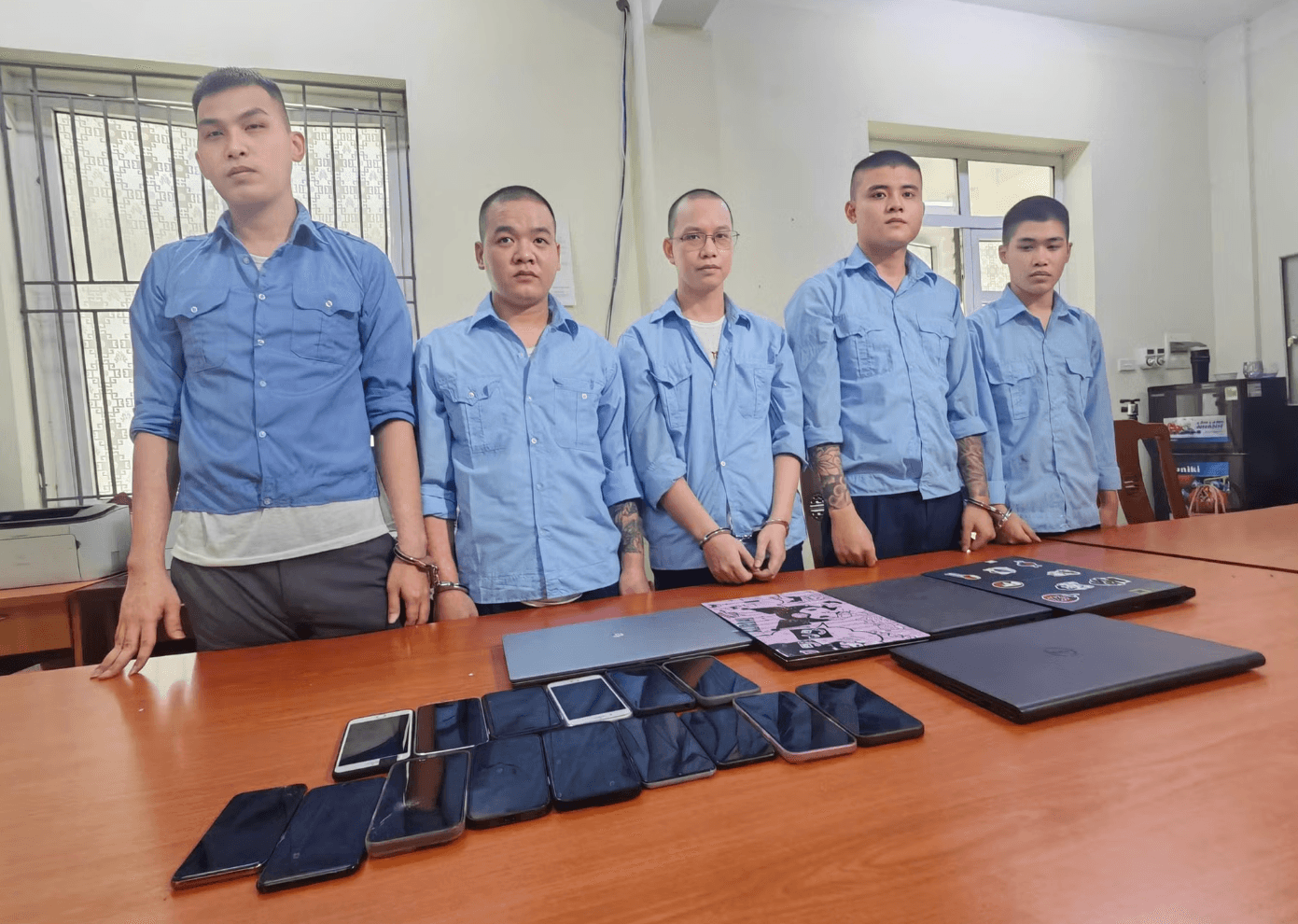 Các bị can và tang vật trong vụ án.