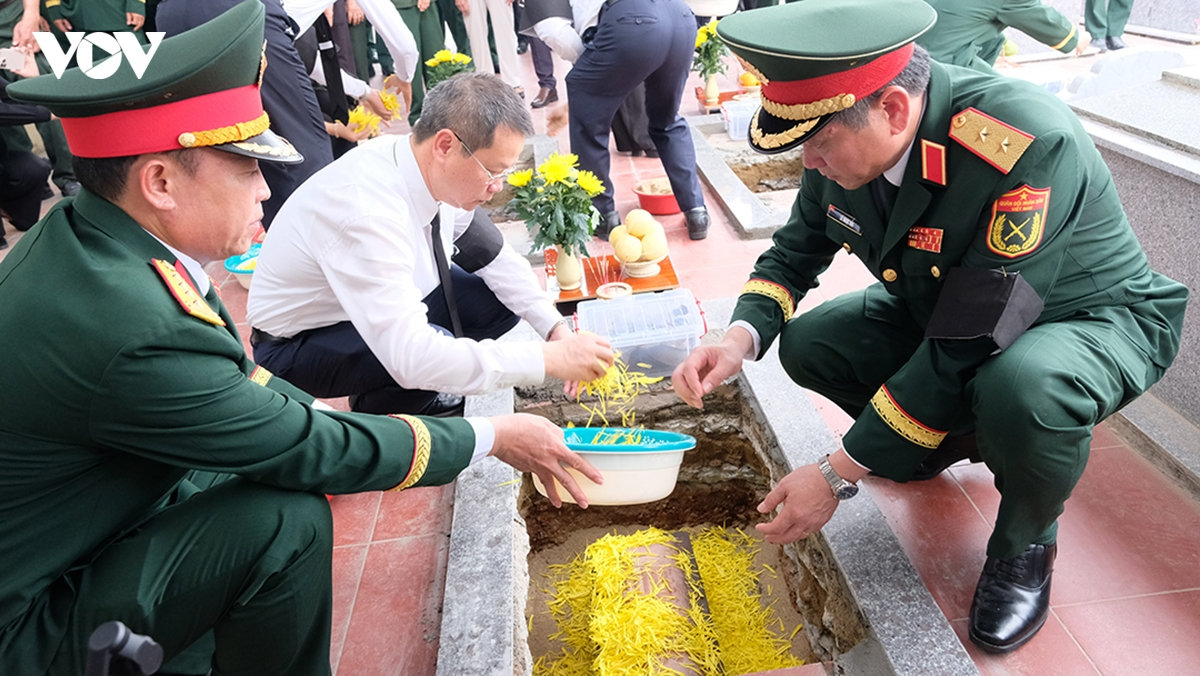 Đà nẵng truy điệu, an táng 5 hài cốt liệt sĩ ở hang Đá sập, xã hà nha hình ảnh 10 Da nang truy dieu, an tang 5 hai cot liet si o hang Da sap, xa ha nha hinh anh 10