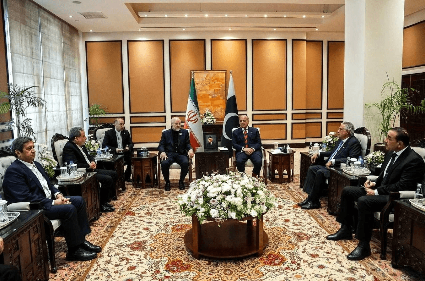 Thủ tướng Pakistan Shehbaz Sharif tiếp Chủ tịch Quốc hội Iran Mohammad Bagher Ghalibaf tại Islamabad để tham gia cuộc đàm phán với Mỹ hôm 11/4. (Ảnh: Reuters)