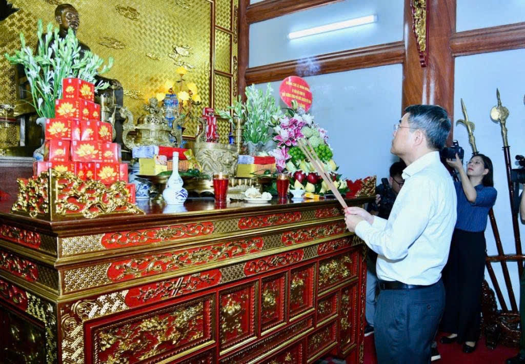 thủ tướng dâng hương, tưởng niệm các anh hùng liệt sĩ ở lạng sơn hình ảnh 2 thu tuong dang huong, tuong niem cac anh hung liet si o lang son hinh anh 2