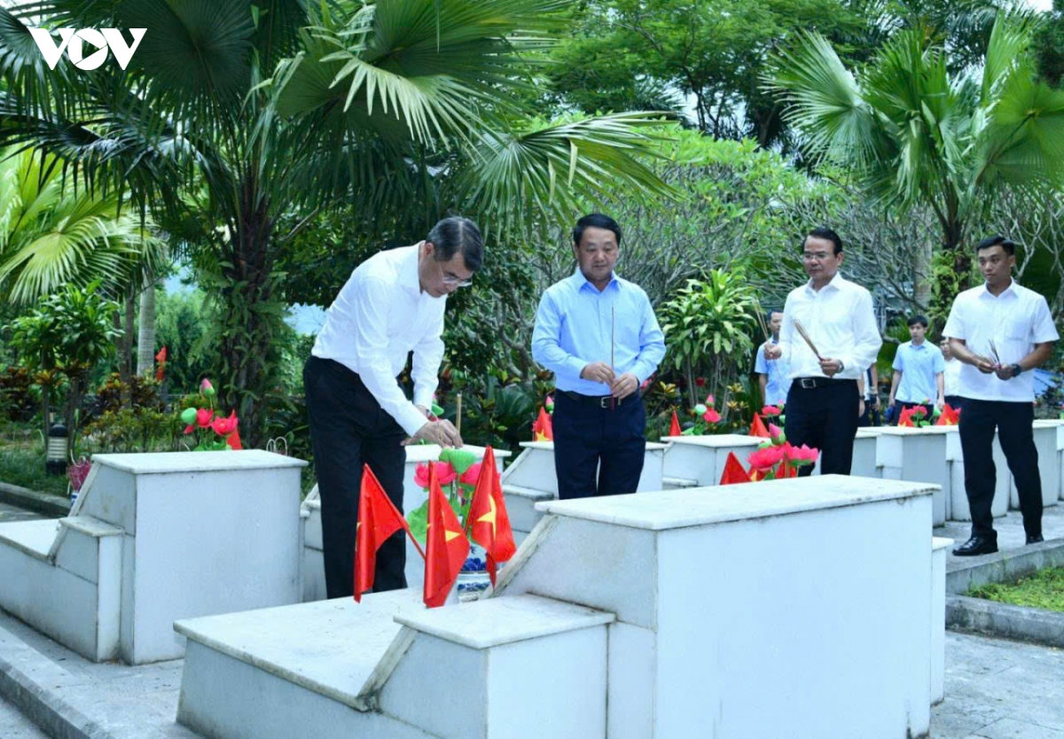 thủ tướng lê minh hưng tri ân các anh hùng liệt sĩ tại nghĩa trang vị xuyên hình ảnh 1 thu tuong le minh hung tri an cac anh hung liet si tai nghia trang vi xuyen hinh anh 1