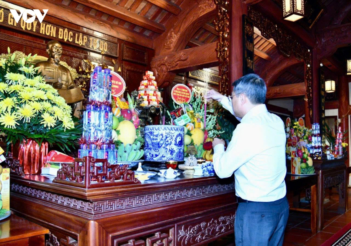 thủ tướng lê minh hưng tri ân các anh hùng liệt sĩ tại nghĩa trang vị xuyên hình ảnh 3 thu tuong le minh hung tri an cac anh hung liet si tai nghia trang vi xuyen hinh anh 3