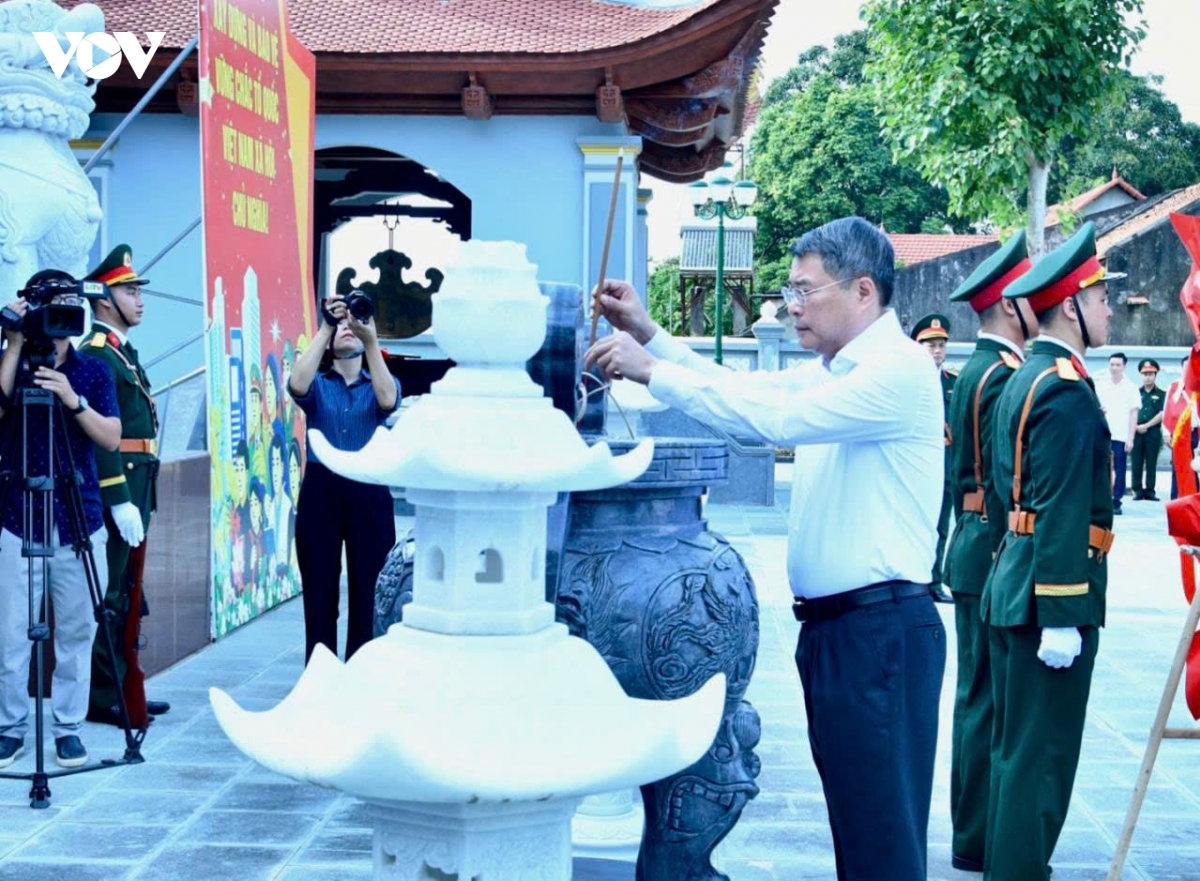 thủ tướng dâng hương, tưởng niệm các anh hùng liệt sĩ ở lạng sơn hình ảnh 6 thu tuong dang huong, tuong niem cac anh hung liet si o lang son hinh anh 6