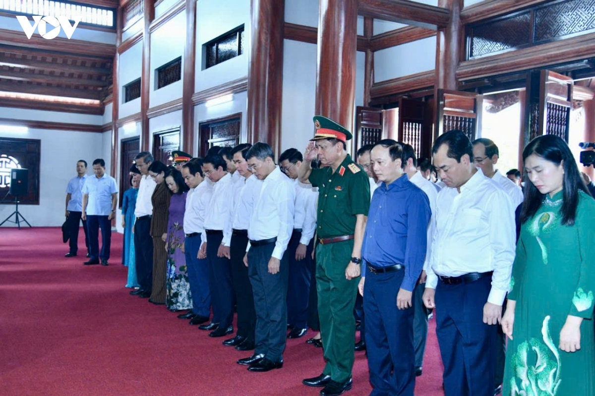 thủ tướng dâng hương, tưởng niệm các anh hùng liệt sĩ ở lạng sơn hình ảnh 3 thu tuong dang huong, tuong niem cac anh hung liet si o lang son hinh anh 3
