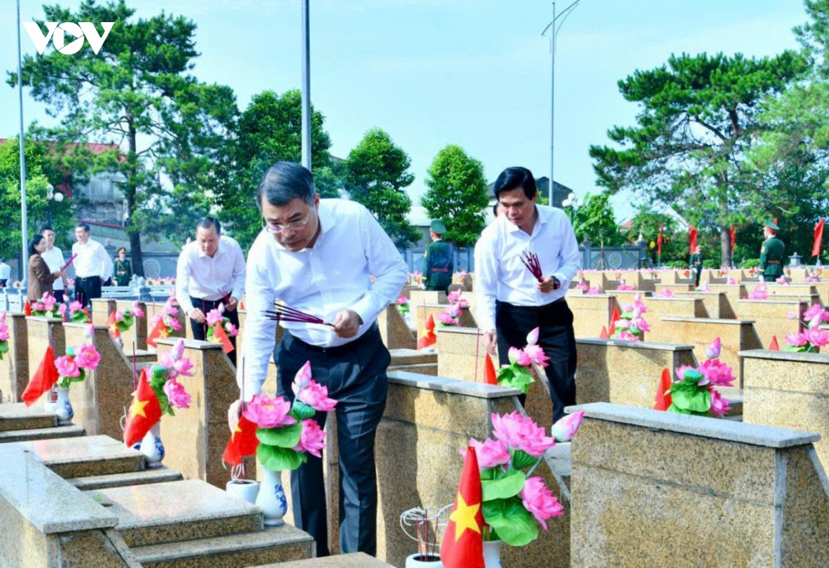 thủ tướng dâng hương, tưởng niệm các anh hùng liệt sĩ ở lạng sơn hình ảnh 1 thu tuong dang huong, tuong niem cac anh hung liet si o lang son hinh anh 1