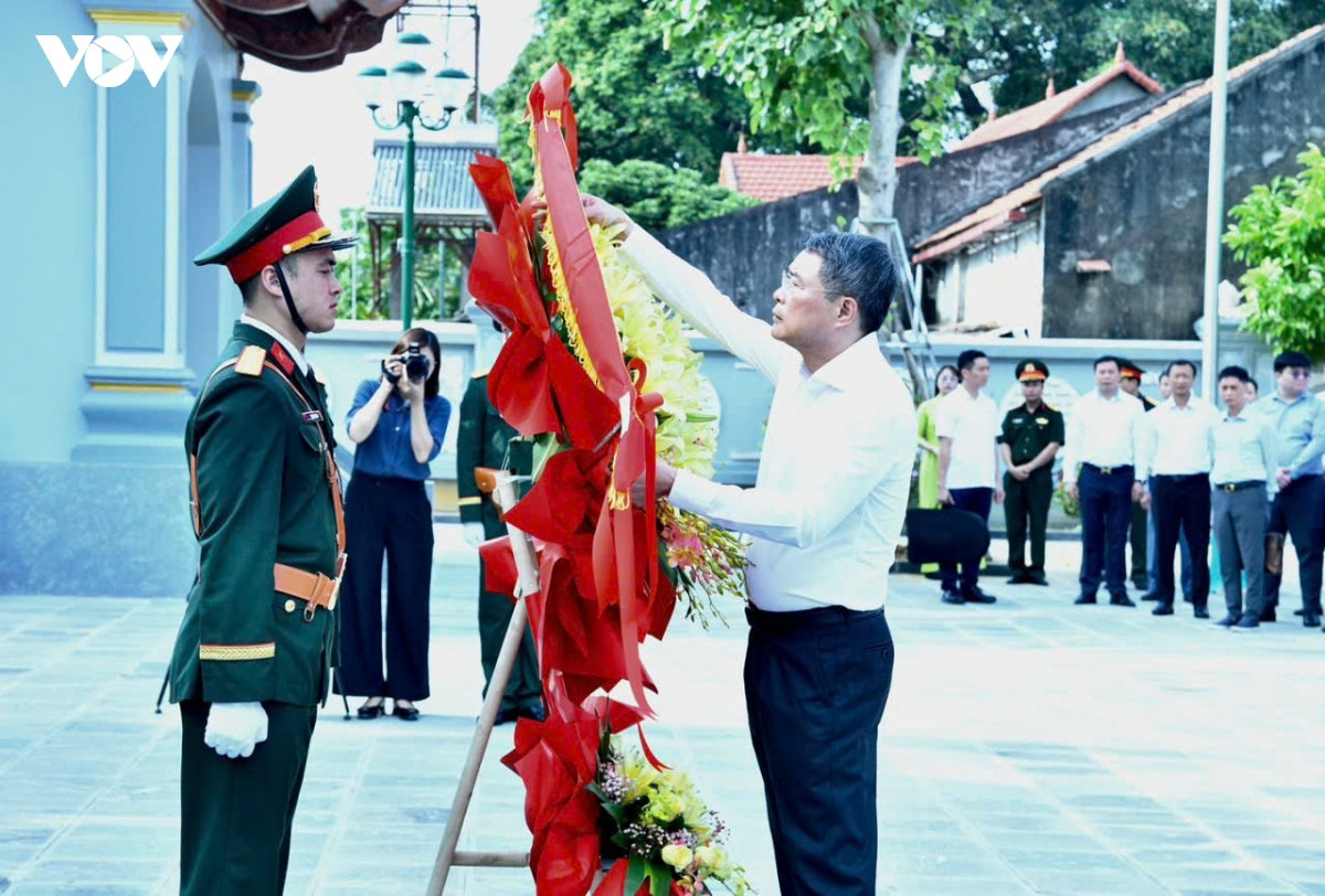 thủ tướng dâng hương, tưởng niệm các anh hùng liệt sĩ ở lạng sơn hình ảnh 7 thu tuong dang huong, tuong niem cac anh hung liet si o lang son hinh anh 7