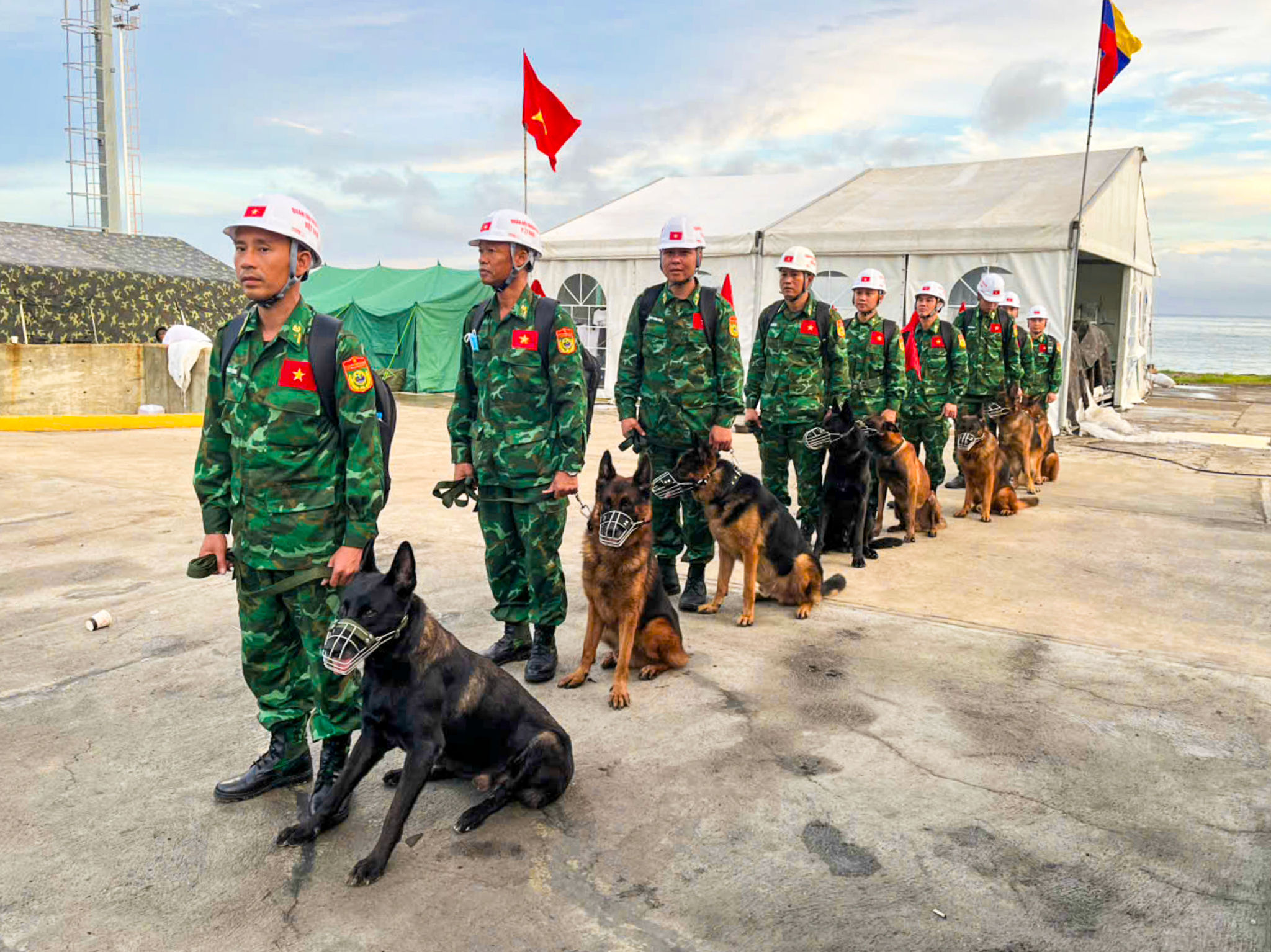 Các cán bộ, chiến sỹ cùng lực lượng quân khuyển tinh nhuệ của Bộ đội Biên phòng Việt Nam sang hỗ trợ Venezuela tìm kiếm cứu nạn. (Ảnh: Quốc Hương)
