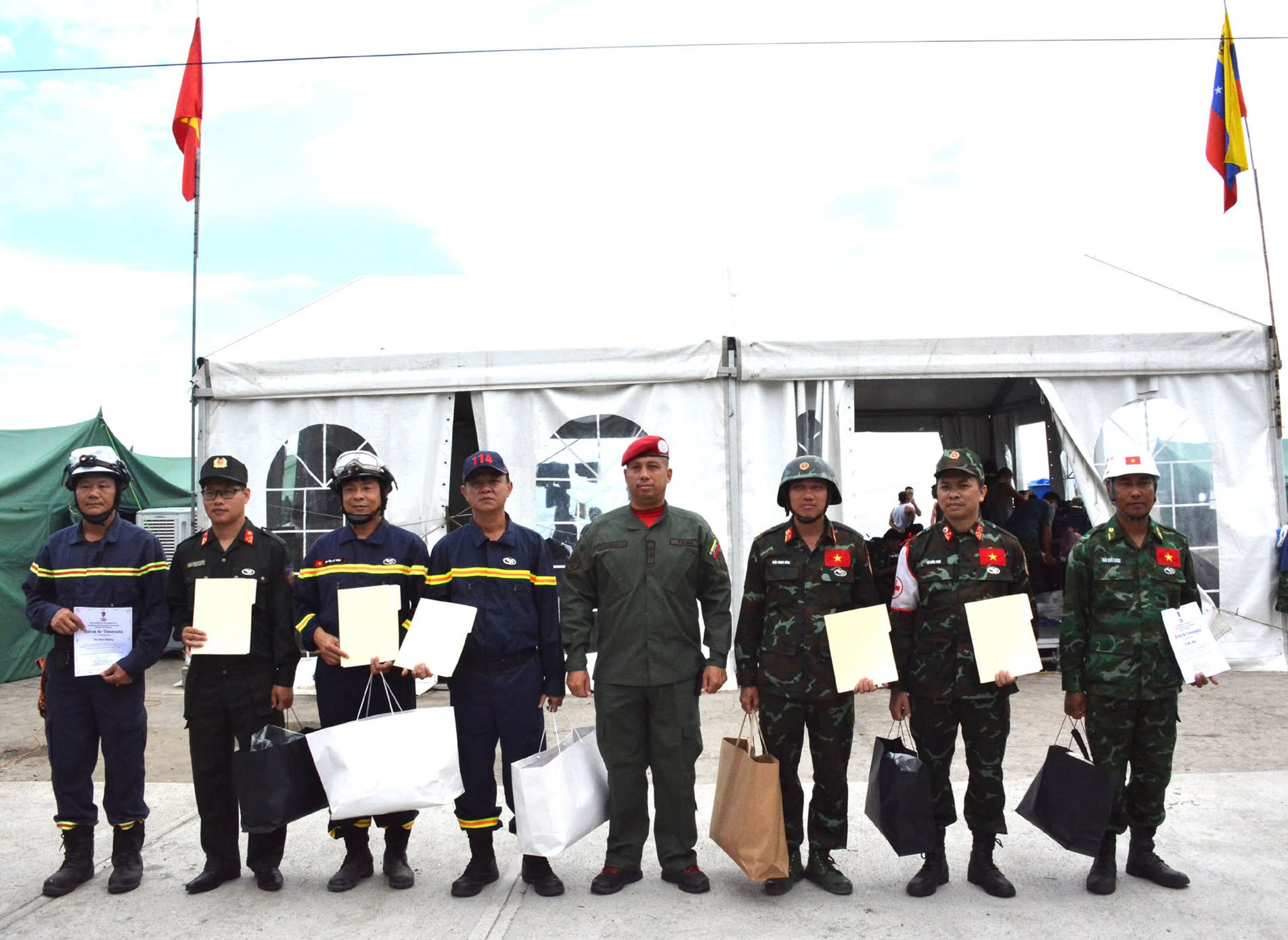 Đại diện Chính phủ Venezuela trao Huy chương