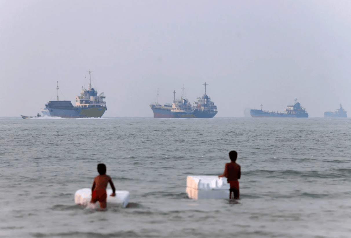Tàu thuyền ở eo biển Hormuz gần bãi biển Bandar Abbas, Iran. (Ảnh: Reuters)