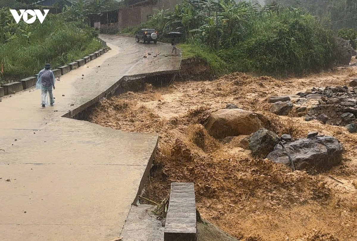 sơn la vừa khắc phục hậu quả, vừa ứng phó mưa lớn trên các tuyến giao thông hình ảnh 6 son la vua khac phuc hau qua, vua ung pho mua lon tren cac tuyen giao thong hinh anh 6