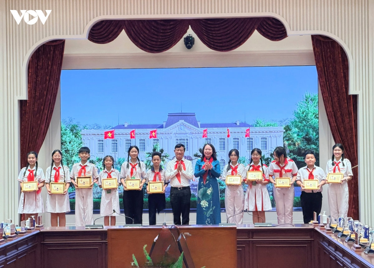 phó chủ tịch nước võ thị Ánh xuân gặp mặt đoàn thiếu nhi em yêu tổ quốc việt nam hình ảnh 4 pho chu tich nuoc vo thi Anh xuan gap mat doan thieu nhi em yeu to quoc viet nam hinh anh 4