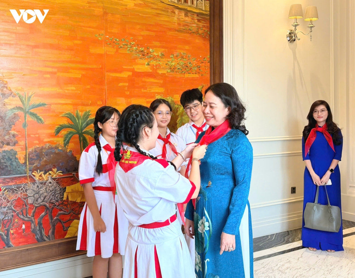 phó chủ tịch nước võ thị Ánh xuân gặp mặt đoàn thiếu nhi em yêu tổ quốc việt nam hình ảnh 3 pho chu tich nuoc vo thi Anh xuan gap mat doan thieu nhi em yeu to quoc viet nam hinh anh 3