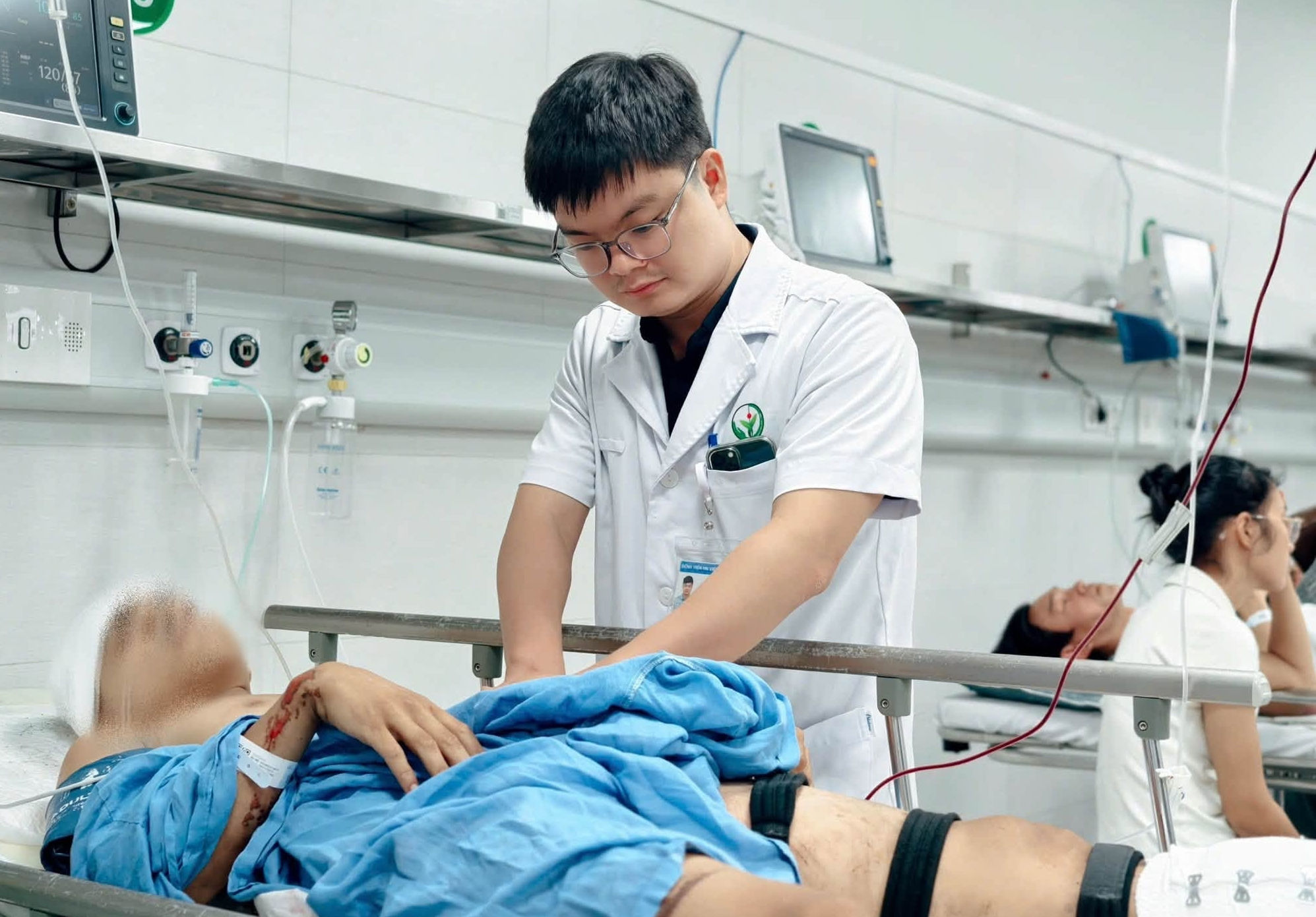Bệnh nhân P.C.T. (18 tuổi, quê Bắc Ninh) nhập viện với hàng loạt chấn thương nghiêm trọng.