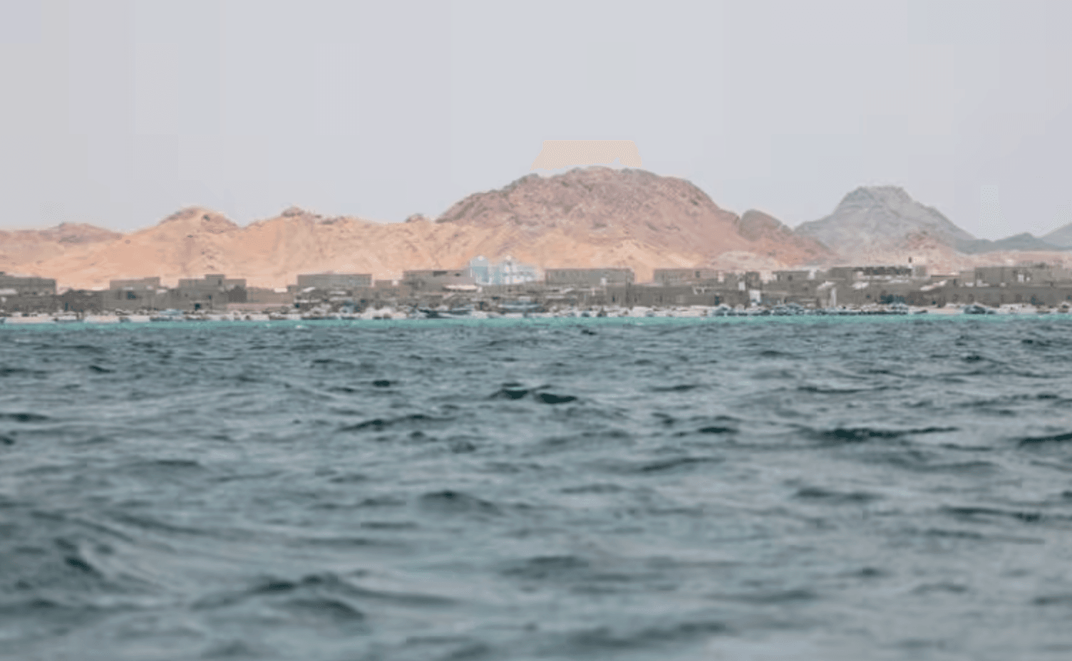 Cảnh quan ngôi làng ven biển Bab el-Mandeb, Yemen. (Ảnh: Reuters)