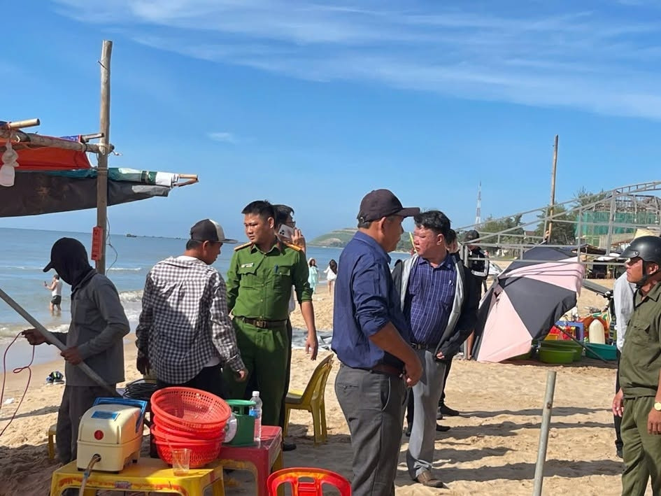 tháo dỡ hàng loạt mái che, chòi tạm, lều tự phát ven bờ biển mũi né hình ảnh 1 thao do hang loat mai che, choi tam, leu tu phat ven bo bien mui ne hinh anh 1