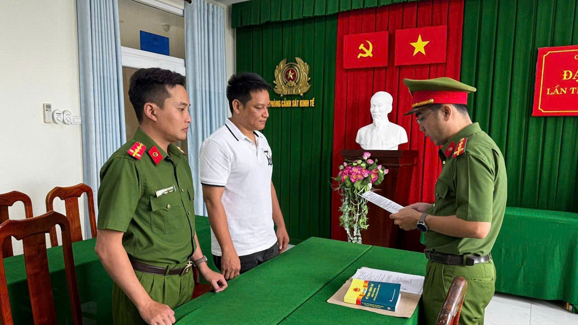 vĩnh long bắt giữ và khởi tố vụ án lô hàng 1.500 sản phẩm giả mạo hình ảnh 1 vinh long bat giu va khoi to vu an lo hang 1.500 san pham gia mao hinh anh 1