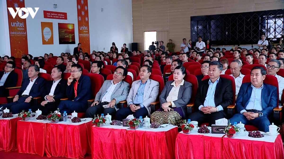 khán giả lào xúc động khi xem phim lịch sử mưa đỏ hình ảnh 2 khan gia lao xuc dong khi xem phim lich su mua do hinh anh 2