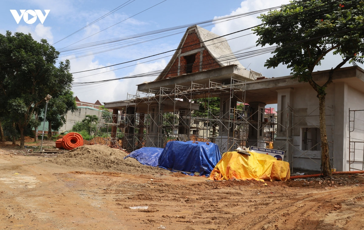 quang ngai gap rut hoan thanh 4 diem truong bien gioi truoc nam hoc moi hinh anh 1