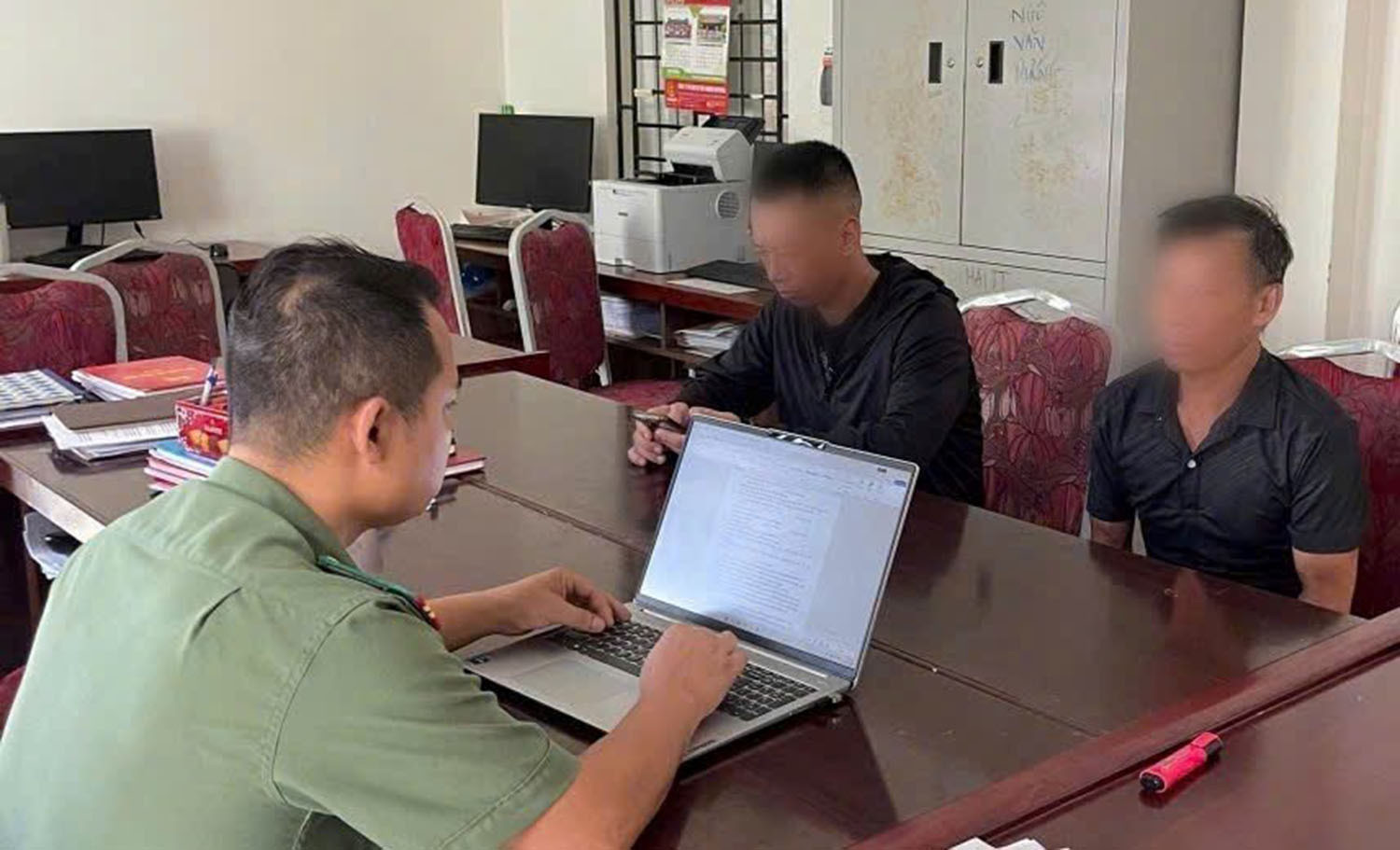 Công an phường Hải An xử phạt vi phạm hành chính 4,6 triệu đồng đối với ông L.X.Đ. và L.V.T.
