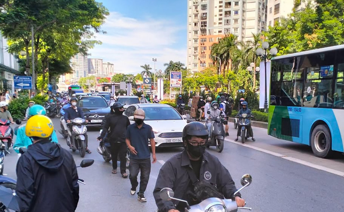 va chạm giữa xe buýt và xe máy trên đường lê văn lương, một phụ nữ tử vong hình ảnh 3 va cham giua xe buyt va xe may tren duong le van luong, mot phu nu tu vong hinh anh 3