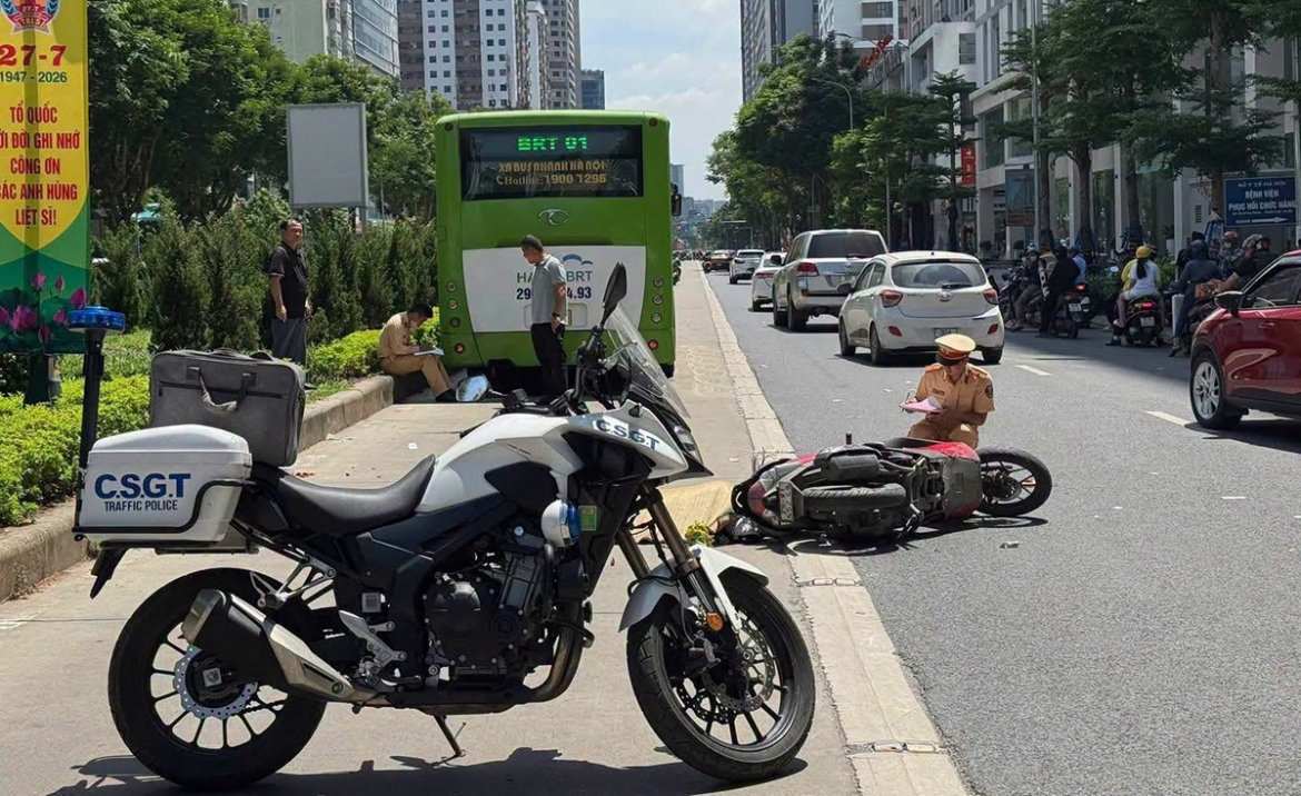 va chạm giữa xe buýt và xe máy trên đường lê văn lương, một phụ nữ tử vong hình ảnh 2 va cham giua xe buyt va xe may tren duong le van luong, mot phu nu tu vong hinh anh 2